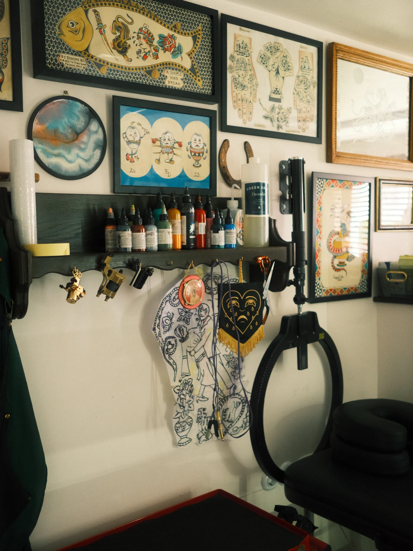Rysunki i stanowisko pracy w Mirage Tattoo Shop